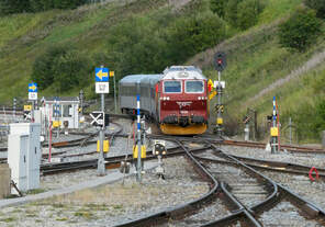Der Zug aus Trondheim fährt in den Bahnhof Bodö ein.