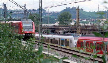 Missglückt wegen dem Grünzeug? S-Bahnen auf zwei Ebenen -     Finde ich nicht, handelt es sich ja nicht um Fahrzeugportraits und die S-Bahnbaureihe 430 ist schon hinreichend oft fotografiert