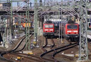 Mitte nach Prora mit 143 807-6 und rechts S1 nach Bad Schandau mit 143 828 | Dresden Hbf | Februar 2021