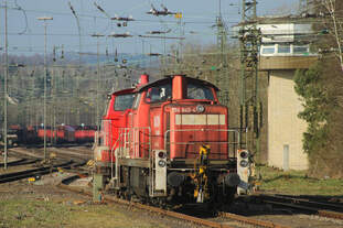 Sonntagsruhe in Neunkirchen (Saar): 294 840-4 und 363 167-8 sonnen sich in der Morgensonne des 16.03.2025.