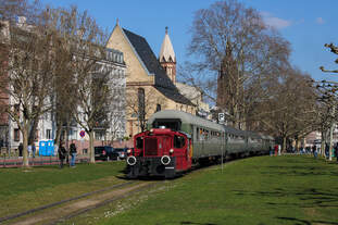 322 607-3 zieht ihren Zug mit 52 4867 am Zugschluss auf der Frankfurter Hafenbahn aus dem Haltepunkt Eiserner Steg Richtung Griesheim.
