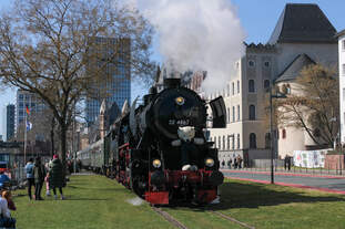 52 4867 hat soeben den Haltepunkt Eiserner Steg verlassen und fährt nun Richtung Osthafen (Frankfurt/Main, 16.03.2025)