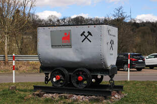 Seit über 30 Jahren ist diese Lore in Eppelborn in der Nähe des Bahnhofs zu finden.