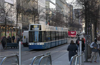 Tramverkehr am Züricher Hauptbahnhof -     Entlang der Bahnhofstraße kommt Flexity 4044 der Linie 13 nach Frankental.