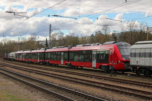 Ein Coradia Stream der DSB wartet im Bahnhof Sulzbach (Saar) auf die Fortsetzung seiner Überführung (24.03.2025)