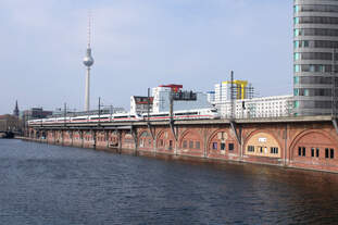 Ein ICE 2-Doppel passiert auf der Berliner Stadtbahn ein ICE 4-Doppel (Berlin, 29.03.2035)