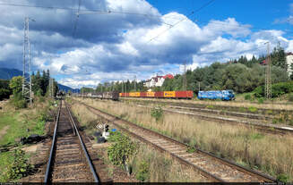 Im Bahnhof Predeal, der höchstgelegenen Stadt Rumäniens und Scheitelpunkt der Strecke Ploiești–Brașov, setzt sich 192 004-6 (91 53 0192 004-6 RO-EPR | Siemens Smartron) an