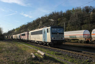 „Wo bleibt das Ding nur?“, fragte ich mich, während ich die Signale beobachtend auf und ab ging.