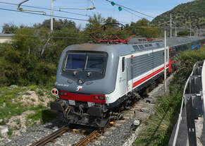 Der IC von Palermo nach Messina verlässt mit der Schlusslok E464.313 den Bahnhof Tusa.