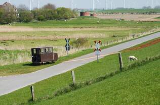 Am 25.04.2025 erreicht eine geschlossene Halligbahnlore die Abstellanlagen in Dagebüll