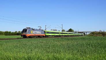 Hector Rail (Germany) 242.502  ZURG  (91 80 6182 502-5 D-HRDE) mit Flixtrain 1353 Hamburg Hbf - Köln Hbf (Marl, NI, 26.04.2025).