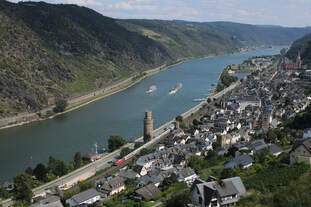 Rheinpanorama: Eine unbekannte 101 zieht ihren IC 2012 durch Oberwesel.