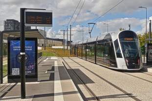 Tram verlässt die Haltestelle am Pôle d’échange Howald in der Stadt Luxemburg in Richtung Stadion.