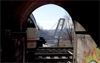 So reaktionsschnell war ich da nicht -     Nur dank meiner K4-Funktion der Kamera konnte ich den IC Zug in Fahrrichtung Singen an dieser Position erwischen, bevor her den Blick auf die