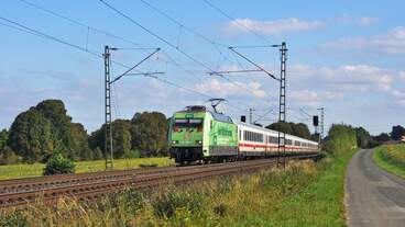 DB Fernverkehr 101 088-3 (91 80 6101 088-3 D-DB)  DEVK  mit IC 2311  Nordfriesland  Westerland (Sylt) - / IC 2313 Dagebüll Mole - Köln Hbf , ab Niebüll vereint (Bohmte-Stirpe,