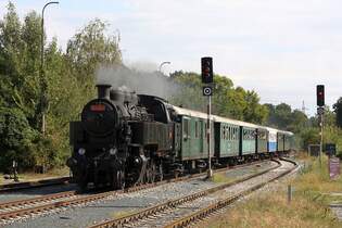 CSD 433 001 (CD 90 54 3 991 007-6) fhrt am 27.September 2025 mit dem Os 14662 (Breclav - Lednice) in Bori Les ein.