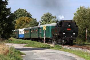 CSD 433 001 (CD 90 54 3 991 007-6) am 27.September 2025 mit dem Os 14663 (Lednice - Breclav) zwischen Charvatska Nova Ves und Postorna beim Strecken-Km 3,0.