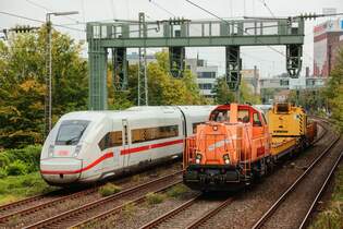 DB ICE4 & rechts Northrail Gravita mit Bauzug in Wuppertal, September 2025.