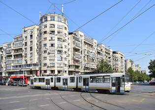 Triebwagen 232 erreicht als Linie 17 die Haltestelle Piata Sfanta Vineri und berquert hier gerade den Bulevadul Corneliu Coposu.