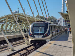 Metro Istanbul Zug 41 auf der Linie M2 nach Yenikapı in Halic, 22.09.2025.