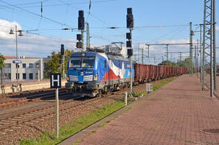 383 009 der CD Cargo fhrte am 30.09.25 einen Ganzzug E-Wagen durch den Dresdner Hbf Richtung Neustadt.