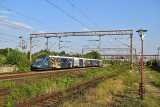 Volle Fahrt fr Disney+ Ein Softronic Hyperion von Softrans fhrt durch Bucuresti Basarab in Richtung Bukarest Nord als R-E 11643 von Brasov nach Bukarest Nord.