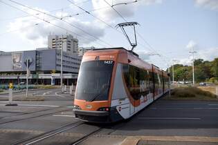 BRAUNSCHWEIG, 30.09.2023, Wagen 1457 der BSVG als Linie 1 nach Wenden kurz nach Ausfahrt aus der Haltestelle Hauptbahnhof