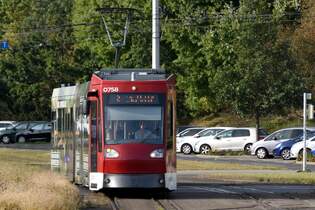 BRAUNSCHWEIG, 30.09.2023, Wagen 0758 der BSVG als Linie 2 kurz vor Einfahrt in die Haltestelle Hauptbahnhof