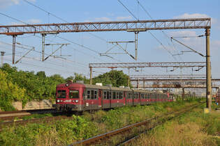 425 581-2 schiebt ihren Wagenzug als R 10037 nach Brasov durch Bucuresti Basarab.