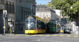 Am Steinenberg -     Ein Stadler Tango Tram der Linie 10 im abweichenden Farbdesign, das mehr den Tramlink-Bahnen der Waldenburger Bahn entspricht, als den Tina Trams, da die 'A-Sule' nicht mehr