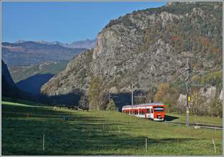Aus dem tiefen, schattigen Taleinschnitt heraus erreicht der TMR / Region Alps RABe 525 041 beim Einfahrsignal von Sembracher einen bereits von der Sonne beschienen Abschnitt.