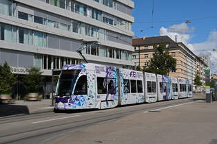 Be 6/8 Flexity 5011 mit der Werbung fr Pferdeanlsse in Basel, auf der Linie 6, bedient am 05.09.2025 die Haltestelle Gewerbeschule.