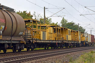 Im gemischten Gterzug von 185 063 hingen am 01.10.25 diese drei Baumaschinen von Vossloh.