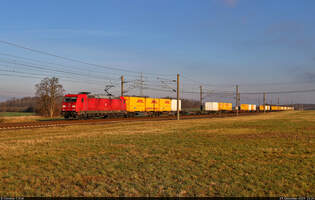 185 218-5 zieht eine DHL-Container-Leistung bei Hohenthurm Richtung Halle (Saale).