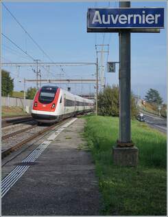 Ein SBB ICN RABe 500 ist als IR 57 von Neuchtel nach Genve Aroport unterwegs und erreicht den Bahnhof von Auvernier.