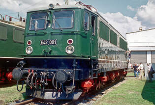 DR-Elektromuseumslok E 42 001 am 30.04.2000 bei Dampflokfest im historischen Bw.