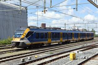 HENGELO (Provinz Overijssel), 19.06.2024, 2366 der Nederlandse Spoorwegen auf einem Abstellgleis im Bahnhof Hengelo