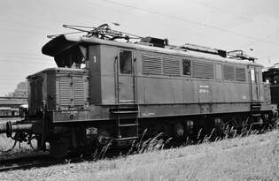 Neben dem Bw Rosenheim (DB) stand Altbaulok 145 176-4 z-gestellt (Sommer 1984)