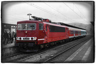 Das Bild zeigt den Jubilumszug 20 Jahre Maik Ampft Eisenbahndienstleistungen (MAED) kurz nach seiner leicht verspteten Ankunft in Saalfeld/Saale.