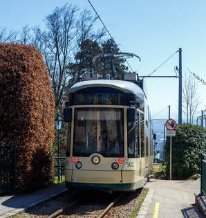 Der Triebwagen 502, ein dreiteiliger vierachsiger Zweirichtungs-Niederflur-Gelenktriebwagen vom Typ Bombardier „Mountainrunner“ verlsst am 04 April 2025 die Bergstation