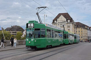 Doppeltraktion, mit den Be 4/4 487 und 501 zusammen mit dem B4S 1501, auf der Linie 6, berquert am 13.09.2025 die Mittlere Rheinbrcke.