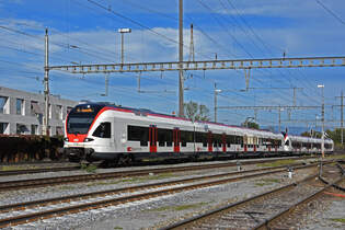 RABe 523 064, auf der S1, fhrt am 08.10.2025 beim Bahnhof Kaiseraugst ein.