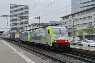 Doppeltraktion, mit den BLS Loks 486 507-7 und 485 012-9 durchfhrt am 20.10.2025 den Bahnhof Pratteln.