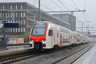 RABe 512 025-3 KISS durchfhrt am 20.10.2025 den Bahnhof Muttenz.