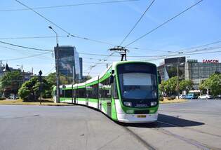 Triebwagen 3816 erreicht als Linie 41 die Endhaltestelle Piata Presei.