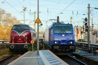 VEB V200 122 & rechts SRI/Rail Invest 146 520-2 mit RE1-Verstrker bei der Einfahrt in Kln Hbf, November 2025.