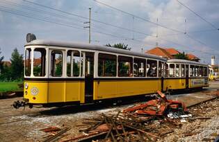 Das war noch brig von den beiden Stuttgarter Straenbahnbeiwagen 1548 und 1551 (Serie B2) auf dem  Schrottgleis  neben dem Bahnhof Mhringen (Datum unbekannt)