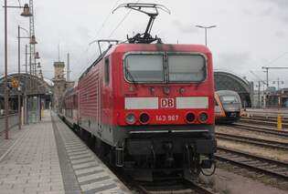 Am 08.07.2025 stand 143 967 mit 2 Doppelstockwagen an Gleis 4 des Dresdener Hauptbahnhofes