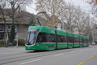 Be 6/8 Flexity 5035, auf der Linie 1, fhrt am 22.11.2025 zur Haltestelle ZOO Bachletten.