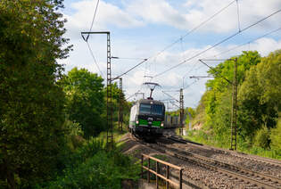 193 212 ELL/MMV mit einem LKW-Walter KLV-Zug bei Elm Richtung Gemnden, 22.09.2021
